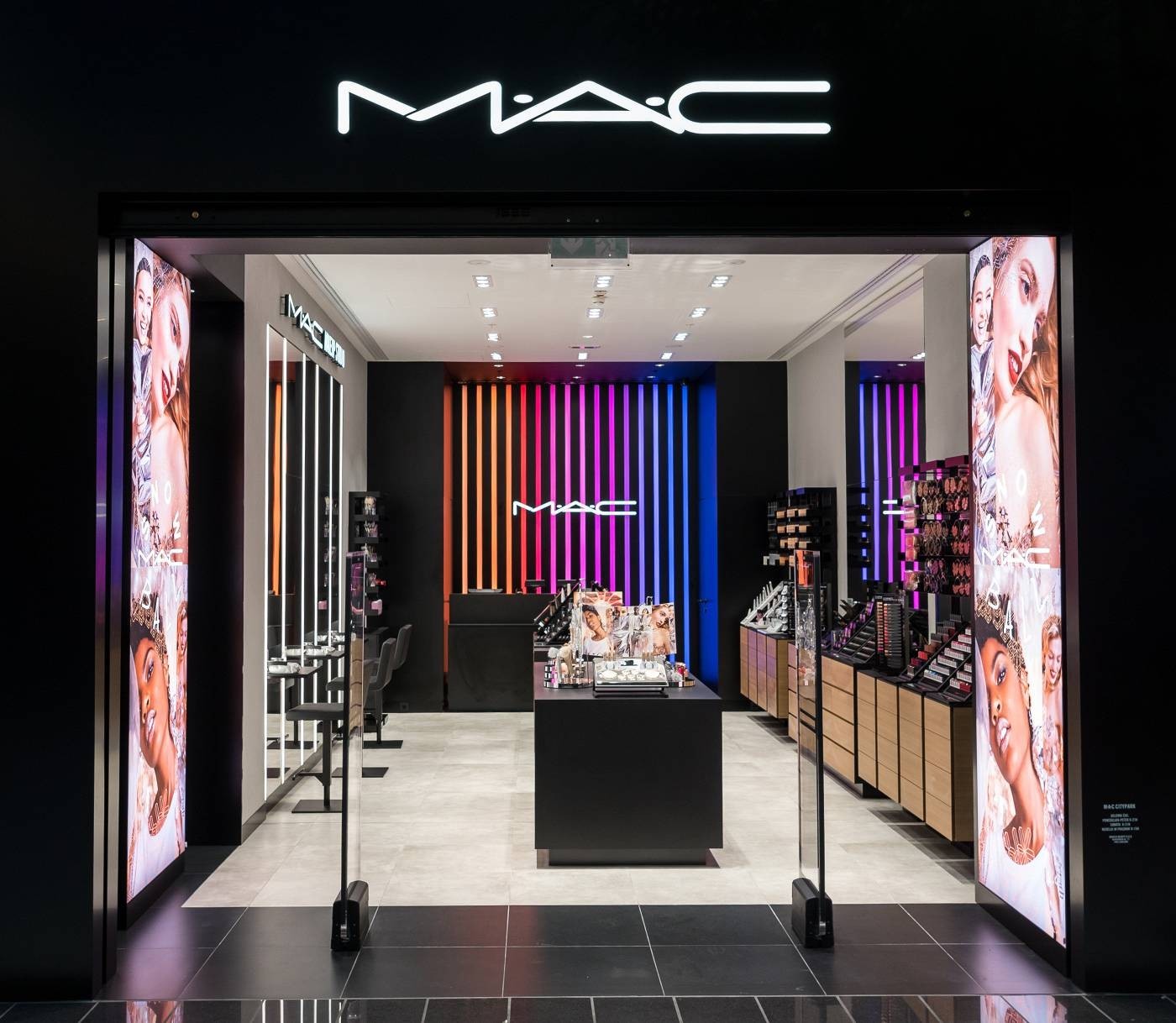 M•A•C COSMETICS