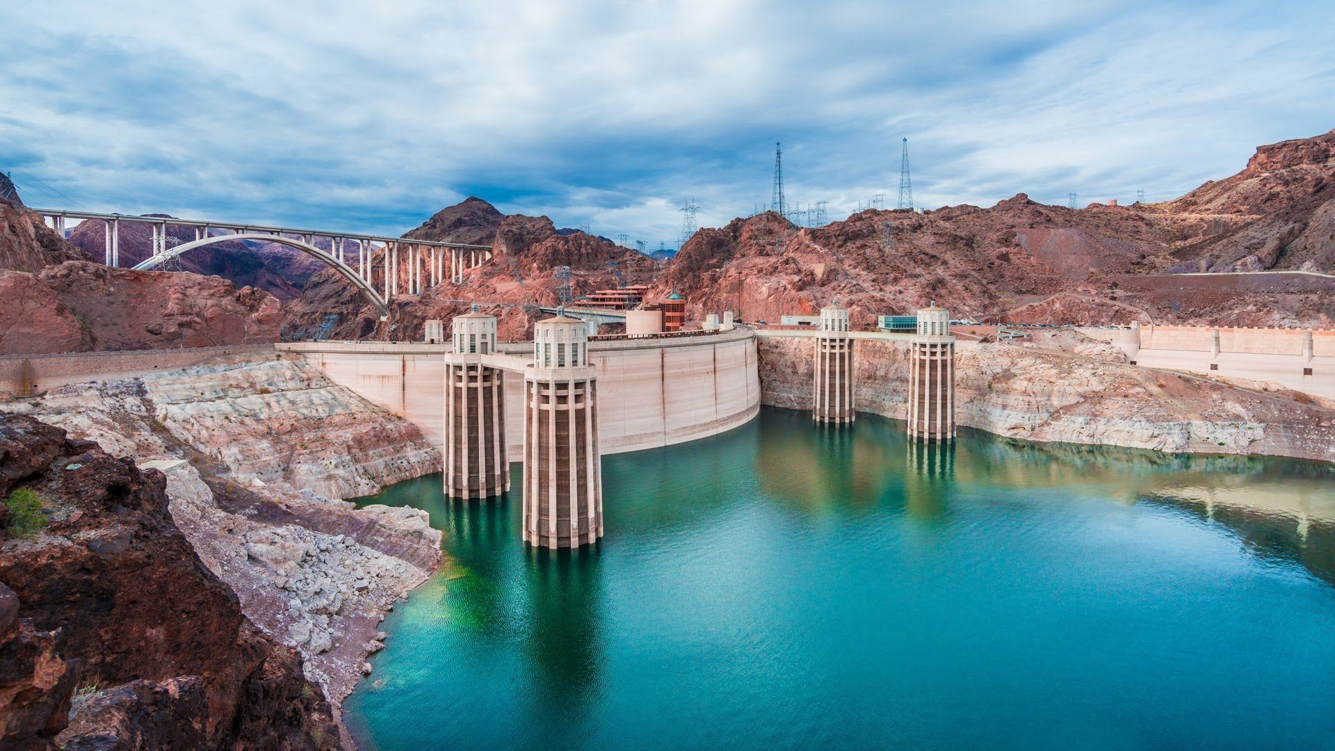Lake Mead and Hoover Dam (39 miles)