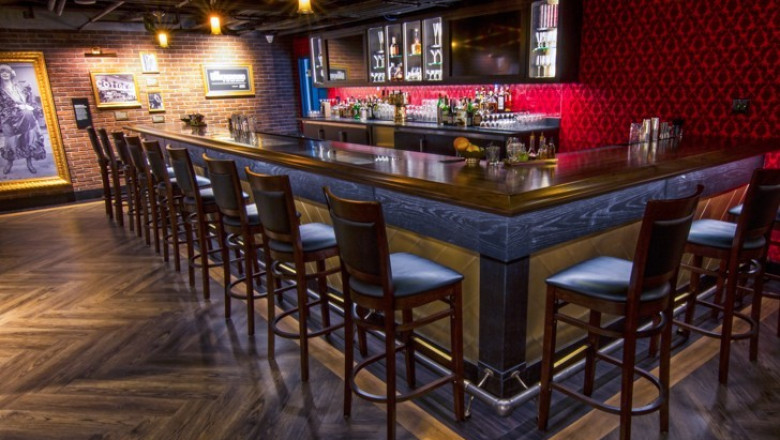 Grab a Drink at These Famed Vegas Bars